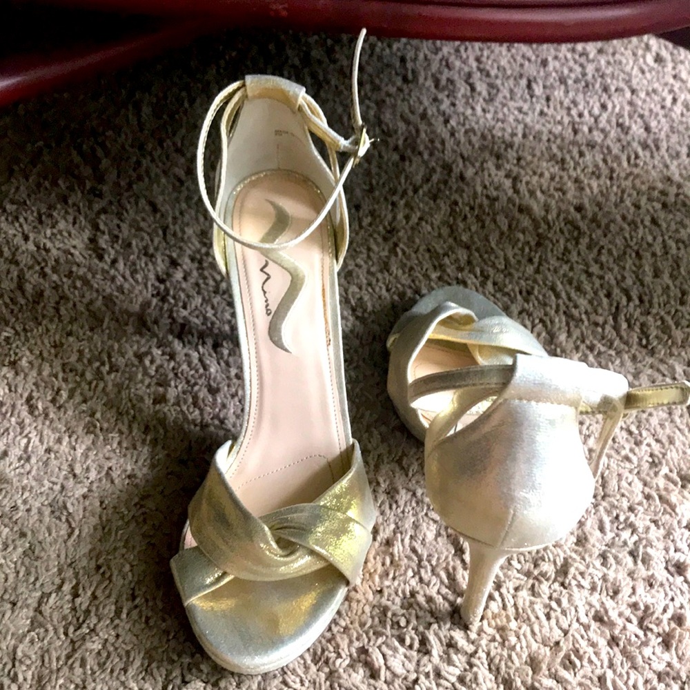 Nina Pre-owned Gold Strapped Sandals Size 9.5